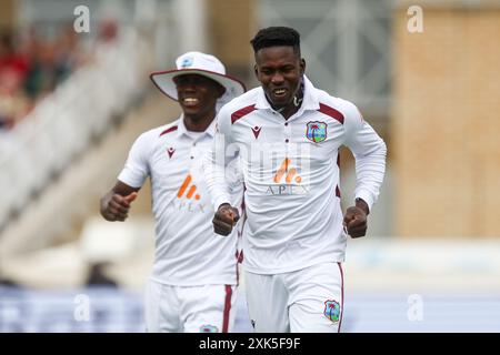 Nottingham, Großbritannien. Juli 2024. Kevin Sinclair (rechts) feiert die Entlassung von Jamie Smith während des Spiels der Rothesay International Test Match Series zwischen England und West Indies in Trent Bridge, Nottingham, England am 21. Juli 2024. Foto von Stuart Leggett. Nur redaktionelle Verwendung, Lizenz für kommerzielle Nutzung erforderlich. Keine Verwendung bei Wetten, Spielen oder Publikationen eines einzelnen Clubs/einer Liga/eines Spielers. Quelle: UK Sports Pics Ltd/Alamy Live News Stockfoto