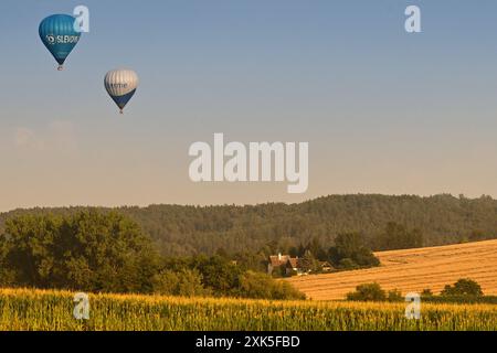 Libosovice, Tschechische Republik. Juli 2024. Ein Heißluftballon gleitet an einer Landschaft vorbei, während er sich auf die Landung bei Sonnenaufgang im Böhmischen Paradies bei Libosovice in Tschechien vorbereitet. (Kreditbild: © Slavek Ruta/ZUMA Press Wire) NUR REDAKTIONELLE VERWENDUNG! Nicht für kommerzielle ZWECKE! Stockfoto