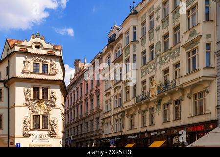 Das Haus am Goldenen Brunnen auf Karlova 175 und Jugendstilgebäude auf Karlova 178/22. Altstadt von Pregue, Böhmen, Tschechische Republik. Das barocke f Stockfoto