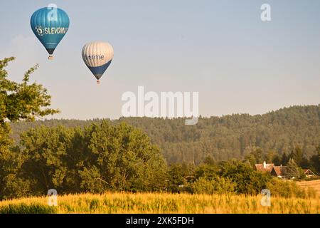 Libosovice, Tschechische Republik. Juli 2024. Ein Heißluftballon gleitet an einer Landschaft vorbei, während er sich auf die Landung bei Sonnenaufgang im Böhmischen Paradies bei Libosovice in Tschechien vorbereitet. (Kreditbild: © Slavek Ruta/ZUMA Press Wire) NUR REDAKTIONELLE VERWENDUNG! Nicht für kommerzielle ZWECKE! Stockfoto