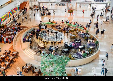 Blick von oben auf die Bar im Marina Bay Sands Hotel Stockfoto