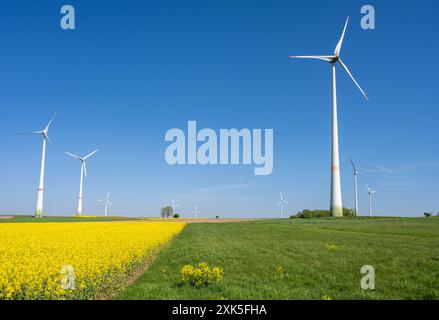 Grüne und gelbe Felder mit Windturbinen in Deutschland Stockfoto