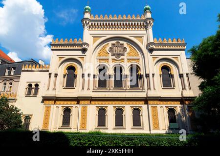 Spanisches Synagogengebäude im Stil der Maurischen Neuzeit im Jüdischen Viertel von Prag, Böhmen, Tschechien. Stockfoto