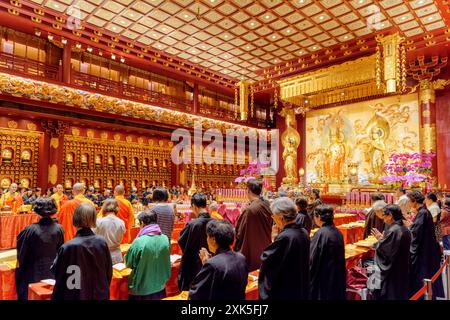 Gebet im Buddha-Zahn-Reliquientempel in Singapur Stockfoto