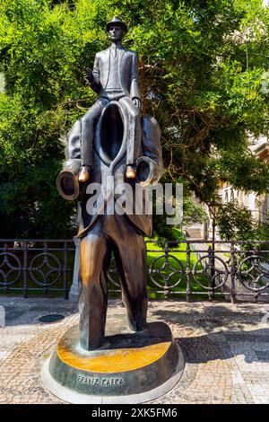 Jaroslav Róna Bronzestatue von Franz Kafka. Er zeigt Franz Kafka, der auf den Schultern einer kopflosen und handlosen Figur reitet und sich dabei auf die Geschichte des Autors bezieht. Stockfoto