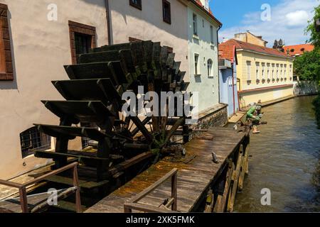 Grand Priory Mill ist die Mühle mit dem riesigen Holzrad aus dem 15. Jahrhundert auf der Insel Kampa in Prag, Tschechien. Stockfoto