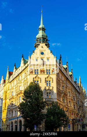 Ein fabelhaftes Jugendstilhotel in der Králodvorská Straße. Es verfügt über verschiedene Stile wie modernen, Jugendstil- und Art déco-Stil. Stockfoto