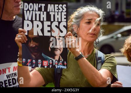 London, Großbritannien. Juli 2024. Demonstranten versammeln sich vor dem Blavatnik-Gebäude in Tate Modern, als der britische Milliardär Len Blavatnik beschuldigt wird, Fernsehsendungen auf Channel 13 News in Israel abgesagt zu haben, die Benjamin Netanjahu und Israels Krieg in Gaza kritisieren. Quelle: Vuk Valcic/Alamy Live News Stockfoto