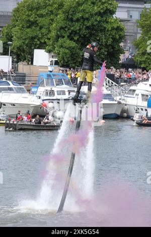 Bristol, Großbritannien. Juli 2024. James Prestwood demonstriert seine Flyboard-Tricks den Menschenmassen beim Bristol Harbour Festival. Beim Flyboarding handelt es sich um ein Board mit einem Schlauch, der mit einem 300 PS starken Jet-Ski-Motor verbunden ist, der über eine Handfernbedienung gesteuert wird. Quelle: JMF News/Alamy Live News Stockfoto