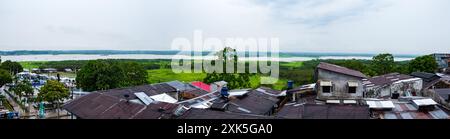 Iquitos, Peru - September 2019: Straße einer kleinen tropischen Stadt am Ufer des Amazonas. Draufsicht. Amazonien. Südamerika. Stockfoto