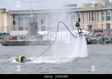 Bristol, Großbritannien. Juli 2024. James Prestwood demonstriert seine Flyboard-Tricks den Menschenmassen beim Bristol Harbour Festival. Beim Flyboarding handelt es sich um ein Board mit einem Schlauch, der mit einem 300 PS starken Jet-Ski-Motor verbunden ist, der über eine Handfernbedienung gesteuert wird. Quelle: JMF News/Alamy Live News Stockfoto