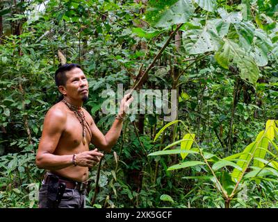 Leticia, Kolumbien - Dez. 2021: Indianer vom Huito-Stamm. Ein Amazonier. Amazonien. Lateinamerika. Stockfoto