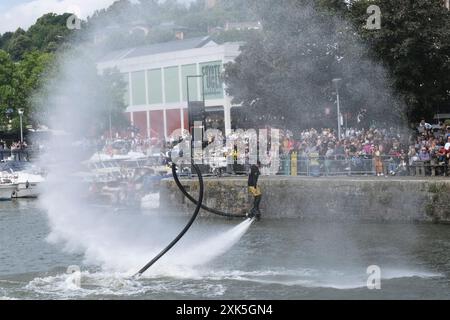 Bristol, Großbritannien. Juli 2024. James Prestwood demonstriert seine Flyboard-Tricks den Menschenmassen beim Bristol Harbour Festival. Beim Flyboarding handelt es sich um ein Board mit einem Schlauch, der mit einem 300 PS starken Jet-Ski-Motor verbunden ist, der über eine Handfernbedienung gesteuert wird. Quelle: JMF News/Alamy Live News Stockfoto