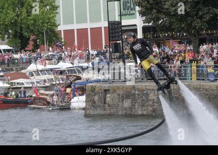 Bristol, Großbritannien. Juli 2024. James Prestwood demonstriert seine Flyboard-Tricks den Menschenmassen beim Bristol Harbour Festival. Beim Flyboarding handelt es sich um ein Board mit einem Schlauch, der mit einem 300 PS starken Jet-Ski-Motor verbunden ist, der über eine Handfernbedienung gesteuert wird. Quelle: JMF News/Alamy Live News Stockfoto