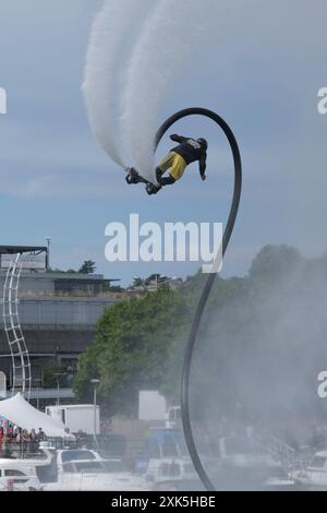 Bristol, Großbritannien. Juli 2024. James Prestwood demonstriert seine Flyboard-Tricks den Menschenmassen beim Bristol Harbour Festival. Beim Flyboarding handelt es sich um ein Board mit einem Schlauch, der mit einem 300 PS starken Jet-Ski-Motor verbunden ist, der über eine Handfernbedienung gesteuert wird. Quelle: JMF News/Alamy Live News Stockfoto