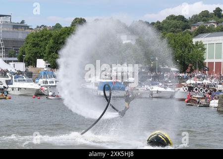 Bristol, Großbritannien. Juli 2024. James Prestwood demonstriert seine Flyboard-Tricks den Menschenmassen beim Bristol Harbour Festival. Beim Flyboarding handelt es sich um ein Board mit einem Schlauch, der mit einem 300 PS starken Jet-Ski-Motor verbunden ist, der über eine Handfernbedienung gesteuert wird. Quelle: JMF News/Alamy Live News Stockfoto