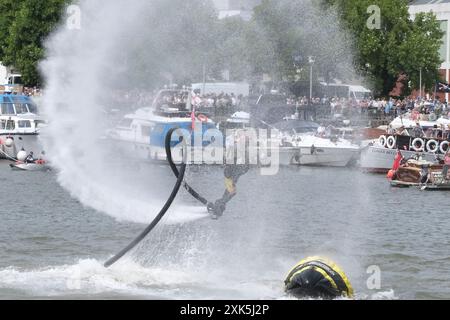 Bristol, Großbritannien. Juli 2024. James Prestwood demonstriert seine Flyboard-Tricks den Menschenmassen beim Bristol Harbour Festival. Beim Flyboarding handelt es sich um ein Board mit einem Schlauch, der mit einem 300 PS starken Jet-Ski-Motor verbunden ist, der über eine Handfernbedienung gesteuert wird. Quelle: JMF News/Alamy Live News Stockfoto