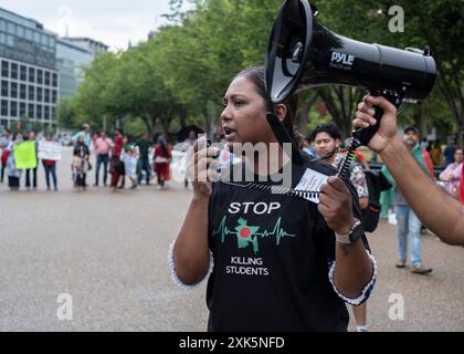 Ein Demonstrant ruft Slogans vor dem Weißen Haus, während er an einer Demonstration in Washington DC am 20. Juli 2024 teilnimmt. Bangladeschische Studenten versammeln sich mit Bannern und Bangladeschischen Fahnen vor dem Weißen Haus, während sie Solidarität mit dem Protest der bangladeschischen Studenten gegen die "Quote" zeigen. Mehr als hundert Menschen wurden bei den bisherigen Auseinandersetzungen im ganzen Land getötet, und über 1.500 wurden von der autoritären Regierung in Bangladesch während einer Bewegung verletzt, die eine Reform des Quotensystems für staatliche Arbeitsplätze forderte. (Foto: Probal Rashid/SIPA USA) Stockfoto