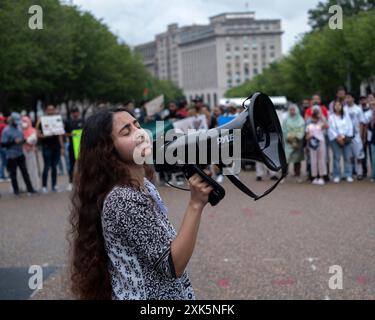 Ein Demonstrant ruft Slogans vor dem Weißen Haus, während er an einer Demonstration in Washington DC am 20. Juli 2024 teilnimmt. Bangladeschische Studenten versammeln sich mit Bannern und Bangladeschischen Fahnen vor dem Weißen Haus, während sie Solidarität mit dem Protest der bangladeschischen Studenten gegen die "Quote" zeigen. Mehr als hundert Menschen wurden bei den bisherigen Auseinandersetzungen im ganzen Land getötet, und über 1.500 wurden von der autoritären Regierung in Bangladesch während einer Bewegung verletzt, die eine Reform des Quotensystems für staatliche Arbeitsplätze forderte. (Foto: Probal Rashid/SIPA USA) Stockfoto