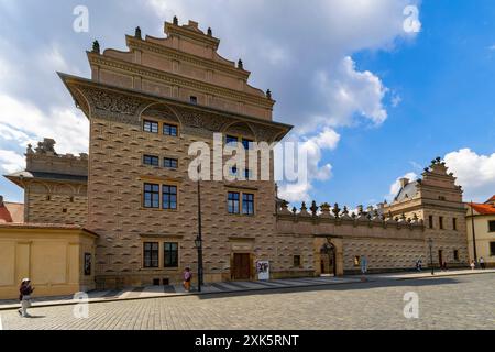 Der Schwarzenbersky Palac (Schwarzenburger Palast) befindet sich auf der Hradčanské náměstí, in der Nähe der Eingänge zur Prager Burg. Prag, Tschechische Republik. Der palac Stockfoto