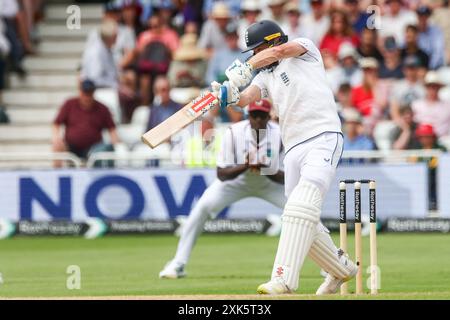 Nottingham, Großbritannien. Juli 2024. Chris Woakes im Kampf mit dem Schläger während des Spiels der Rothesay International Test Match Series zwischen England und West Indies am 21. Juli 2024 in Trent Bridge, Nottingham, England. Foto von Stuart Leggett. Nur redaktionelle Verwendung, Lizenz für kommerzielle Nutzung erforderlich. Keine Verwendung bei Wetten, Guthaben: UK Sports Pics Ltd/Alamy Live News Stockfoto