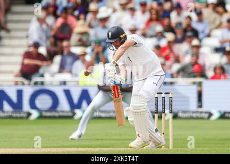 Nottingham, Großbritannien. Juli 2024. Chris Woakes im Kampf mit dem Schläger während des Spiels der Rothesay International Test Match Series zwischen England und West Indies am 21. Juli 2024 in Trent Bridge, Nottingham, England. Foto von Stuart Leggett. Nur redaktionelle Verwendung, Lizenz für kommerzielle Nutzung erforderlich. Keine Verwendung bei Wetten, Guthaben: UK Sports Pics Ltd/Alamy Live News Stockfoto