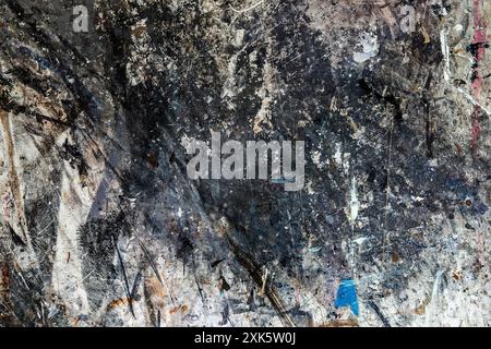 Alte, schmutzige Holzoberfläche mit Spuren von Acrylfarbe Stockfoto