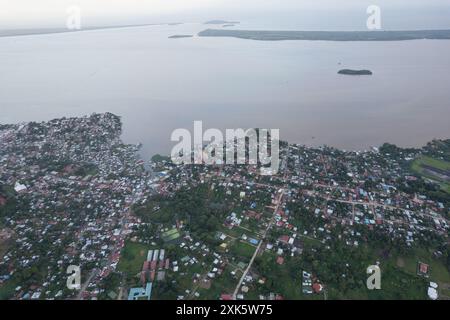 Bluefields Stadtbild Hintergrund Drohnenblick mit karibischer Küste Stockfoto