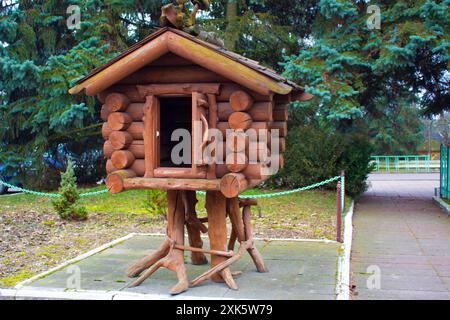 Märchenspielhaus von Baba Yaga auf Hähnchenbeinen aus Holzstämmen. Das Haus steht in einem Kinderpark. Stockfoto