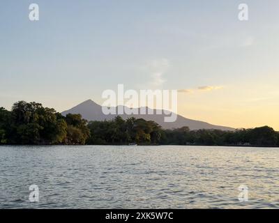 Vulkan neben dem See in einer hellen Landschaft bei Sonnenuntergang Stockfoto