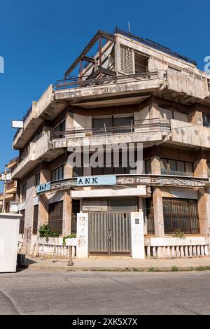 Varosha war das moderne Touristengebiet der Stadt Famagusta auf Zypern. Nach der türkischen Invasion Zyperns im Jahr 1974 flohen die griechisch-zyprischen Bewohner von Varosha nach Süden, als die Stadt Famagusta unter die türkische Kontrolle kam. 2021 wurde Varosha als Touristenziel für die Öffentlichkeit geöffnet, so dass die Menschen wieder durch die Straßen von Varosha spazieren konnten. Geisterstadt Varosha in Nordzypern. Varosha war das moderne Touristengebiet der Stadt Famagusta auf Zypern. Nach der türkischen Invasion Zyperns im Jahr 1974 flohen die griechisch-zyprischen Bewohner von Varosha nach Süden Stockfoto