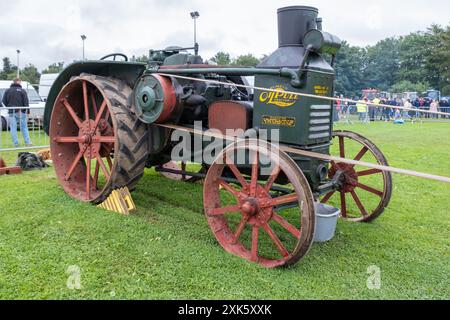 Ballymena, Nordirland - 20. Juli 2024: Rallye mit Oldtimer-Traktoren und Dampflokomotiven, klassischer Rumely-Ölzugtraktor aus La Porte. Stockfoto