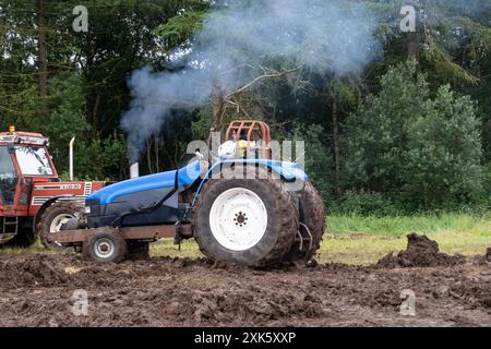 Ballymena, Nordirland - 20. Juli 2024: Rallye mit Oldtimer-Traktoren und Dampflokomotiven, sportlicher Traktorzug, kundenspezifischer Motor. Konzeptwettbewerb, Spaß. Stockfoto