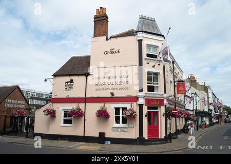 Eton, Windsor, Berkshire, Großbritannien. Juli 2024. Der George Pub in der Eton High Street. Es war ein weiterer warmer Tag in Eton, Windsor, Berkshire heute, als Touristen, Besucher und Einheimische unterwegs waren und ihren Sonntag genossen. Quelle: Maureen McLean/Alamy Live News Stockfoto