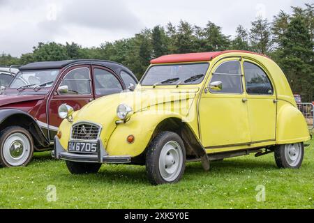 Ballymena, Nordirland - 20. Juli 2024: Vintage Yellow Citroen 2CV. Concept French, Chic, klassisches Design, Auto, Charakter, Geschichte, Autofahren. Stockfoto