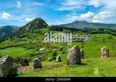 Megalithic Land Art Installation in der Nähe von Borée Village in den Ardeche Mountains. Regionaler Naturpark Monts d'Ardeche. Auvergne-Rhone-Alpes. Frankreich Stockfoto