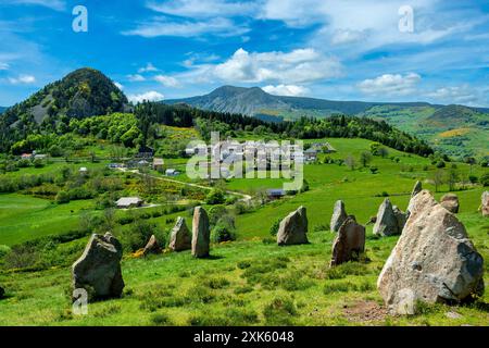 Megalithic Land Art Installation in der Nähe von Borée Village in den Ardeche Mountains. Regionaler Naturpark Monts d'Ardeche. Auvergne-Rhone-Alpes. Frankreich Stockfoto