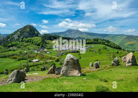 Megalithic Land Art Installation in der Nähe von Borée Village in den Ardeche Mountains. Regionaler Naturpark Monts d'Ardeche. Auvergne-Rhone-Alpes. Frankreich Stockfoto