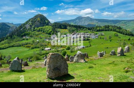 Megalithic Land Art Installation in der Nähe von Borée Village in den Ardeche Mountains. Regionaler Naturpark Monts d'Ardeche. Auvergne-Rhone-Alpes. Frankreich Stockfoto