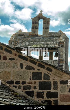 Glockenturm Saint-Jean-Baptiste Kirche in Le Monastier sur Gazeille, Haute-Loire, Auvergne-Rhone-Alpes, Frankreich Stockfoto