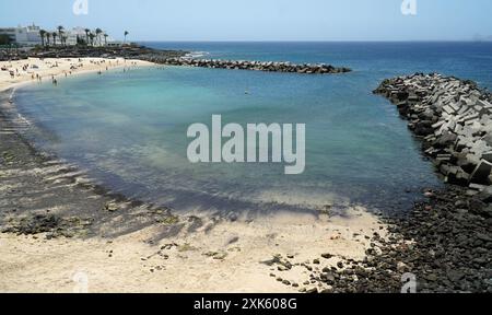 Mit Blick auf den künstlichen Flamingo Strand in Playa Blanca Lanzarote. Mit Vorhängeschlössern an der Kette im Vorfeld. Stockfoto