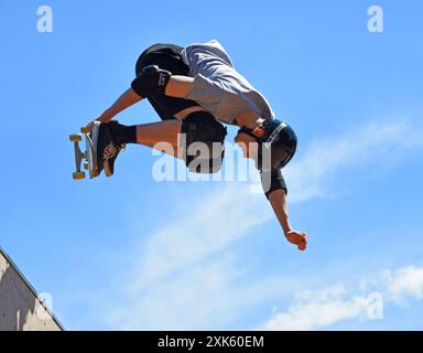 Skateboarder beim Halb-Stunt auf der Vert-Rampe. Stockfoto