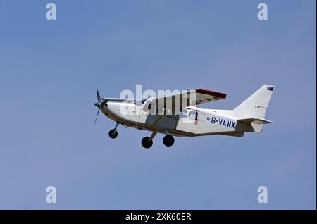 Gippsland GA-8TC Airvan Flugzeug im blauen Himmel. Stockfoto