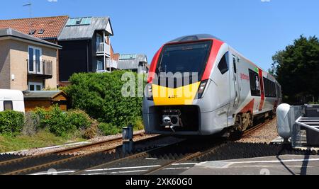 Der Zug fährt durch Woodbridge auf der Hauptlinie an der Ostküste. Stockfoto