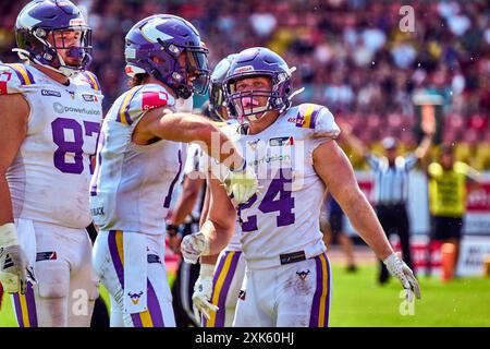 Floria Sudi (Wikinger, #87), Reece Horn (Wikinger, #17), Karri Pajarinen (Wikinger, #24), jubeln ueber Sieg, GER, Berlin Thunder vs. Wikinger, American Football, Saison 2024, European League of Football, elf, Woche 9, 21.07.2024, Foto: Eibner-Pressefoto/ Claudius Rauch Stockfoto