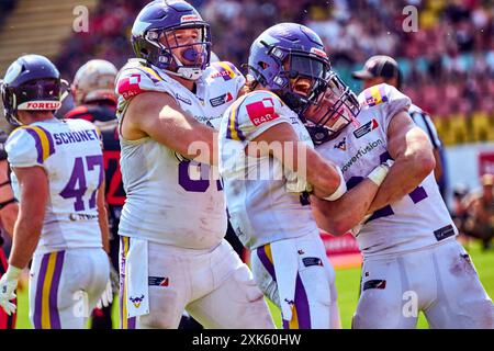 Floria Sudi (Wikinger, #87), Reece Horn (Wikinger, #17), Karri Pajarinen (Wikinger, #24), jubeln ueber Sieg, GER, Berlin Thunder vs. Wikinger, American Football, Saison 2024, European League of Football, elf, Woche 9, 21.07.2024, Foto: Eibner-Pressefoto/ Claudius Rauch Stockfoto