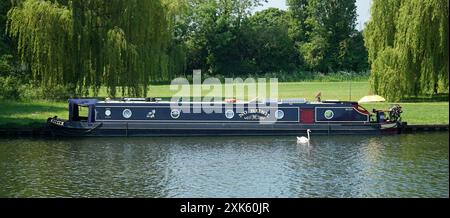 Schmales Boot, das im Hintergrund auf dem Fluss Ouse vertäut ist. Stockfoto