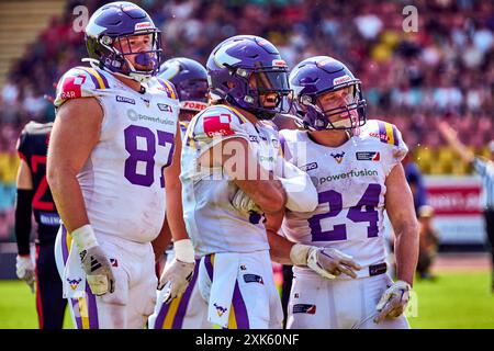 Floria Sudi (Wikinger, #87), Reece Horn (Wikinger, #17), Karri Pajarinen (Wikinger, #24), jubeln ueber Sieg, GER, Berlin Thunder vs. Wikinger, American Football, Saison 2024, European League of Football, elf, Woche 9, 21.07.2024, Foto: Eibner-Pressefoto/ Claudius Rauch Stockfoto