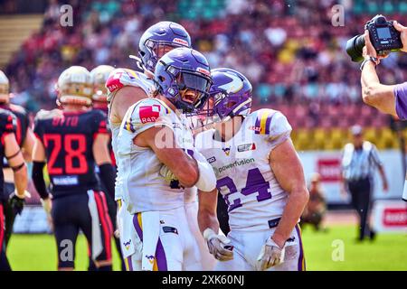 Floria Sudi (Wikinger, #87), Reece Horn (Wikinger, #17), Karri Pajarinen (Wikinger, #24), jubeln ueber Sieg, GER, Berlin Thunder vs. Wikinger, American Football, Saison 2024, European League of Football, elf, Woche 9, 21.07.2024, Foto: Eibner-Pressefoto/ Claudius Rauch Stockfoto