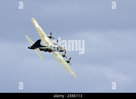 Vintage B-17 Flying Fortress G-BEDF Sally B im blauen Himmel. Stockfoto